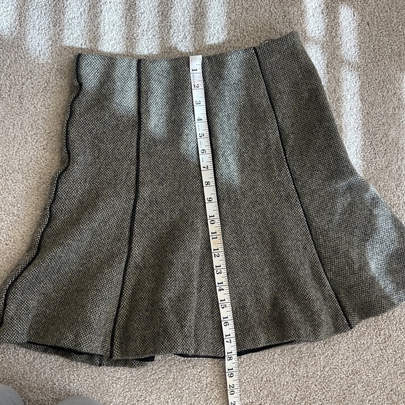 Ralph Lauren Wool Skirt with faux leather piping. - Picture 4 of 7